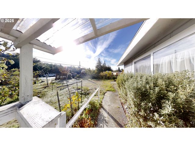 2537 PORT ORFORD LOOP Rd, Port Orford, OR 97465