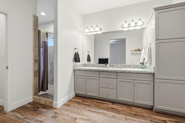 1881 W Date Avenue, Porterville, CA 93257