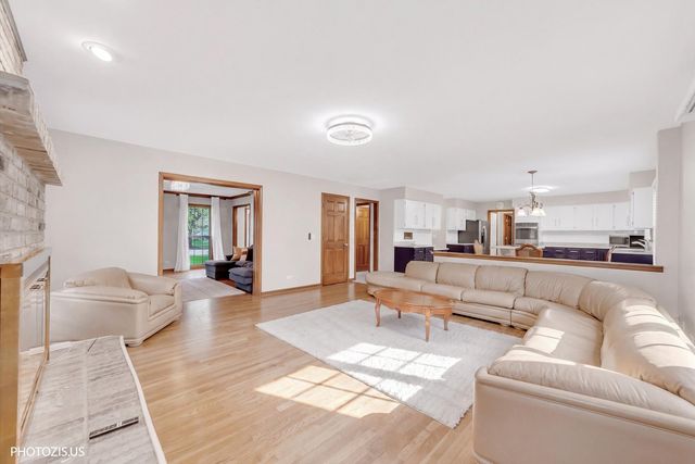 943 W Bailey Road, Naperville, IL 60565