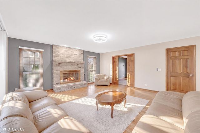 943 W Bailey Road, Naperville, IL 60565