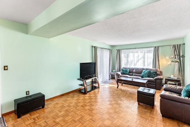 127 Greenbrook Dr 127, Stoughton, MA 02072