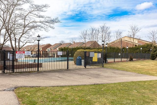 127 Greenbrook Dr 127, Stoughton, MA 02072