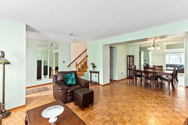 127 Greenbrook Dr 127, Stoughton, MA 02072