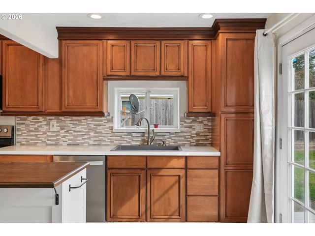 8424 Se CORNWELL Ave, Happy Valley, OR 97086