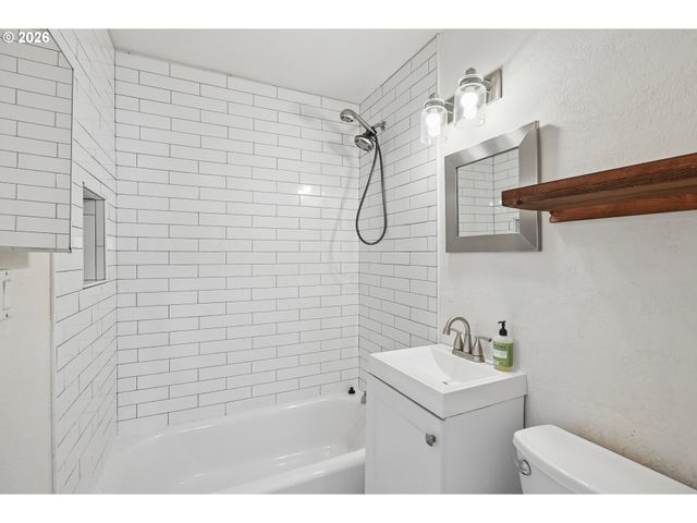 8424 Se CORNWELL Ave, Happy Valley, OR 97086