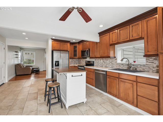 8424 Se CORNWELL Ave, Happy Valley, OR 97086