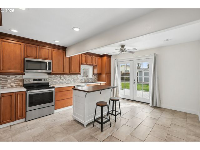 8424 Se CORNWELL Ave, Happy Valley, OR 97086