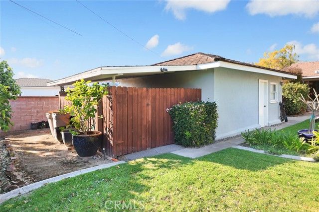 884 E Whitcomb Avenue, Glendora, CA 91741