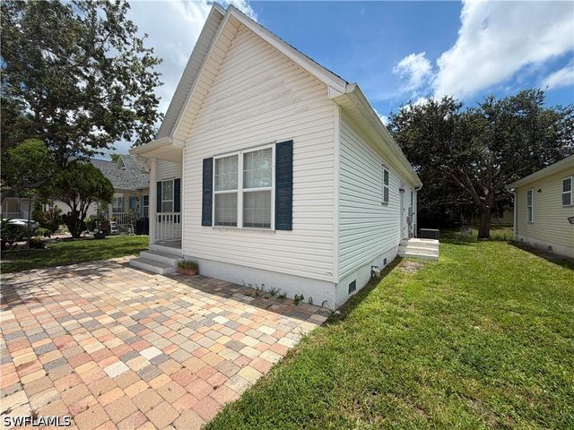 250 Leawood CIR, Naples, FL 34104