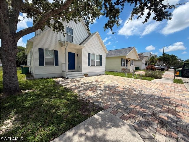 250 Leawood CIR, Naples, FL 34104