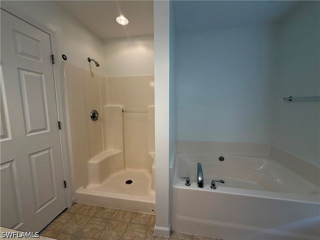 250 Leawood CIR, Naples, FL 34104