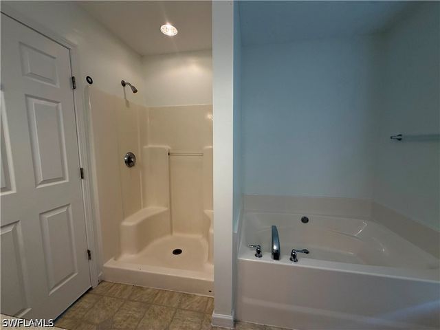 250 Leawood CIR, Naples, FL 34104