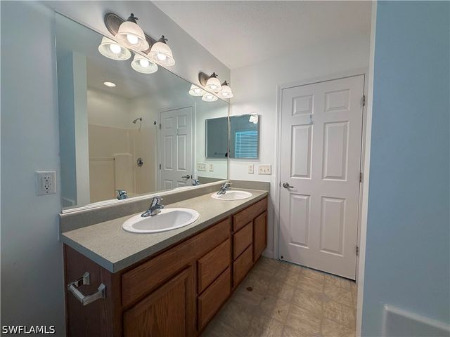 250 Leawood CIR, Naples, FL 34104