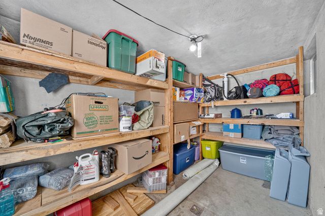 1045 PEACH DR, Ogden, UT 84404