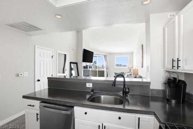 230 East Flamingo Road 422, Las Vegas, NV 89169