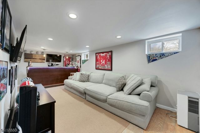 172 Yawpo Ave, Oakland Boro, NJ 07436