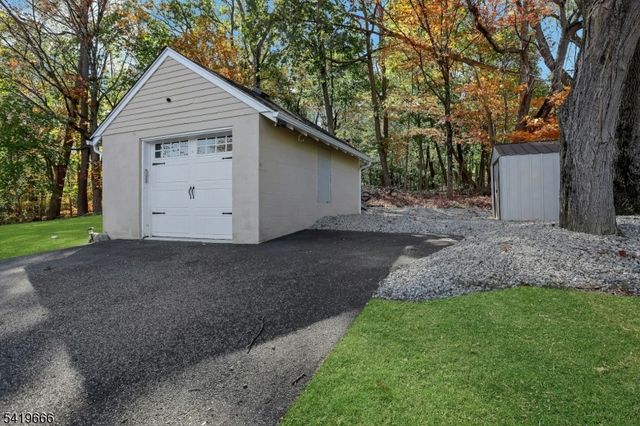 172 Yawpo Ave, Oakland Boro, NJ 07436