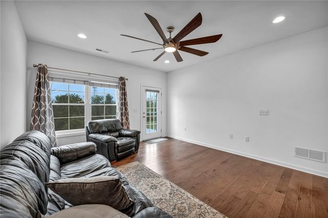 2013 Cool Springs Dr, Bethel Park, PA 15234