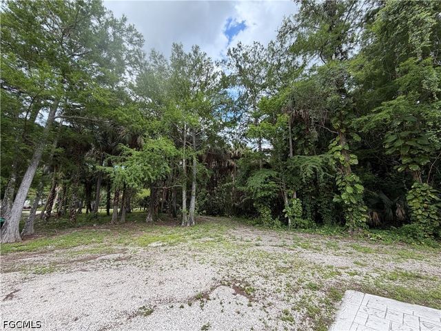 281 8th ST SE, Naples, FL 34117