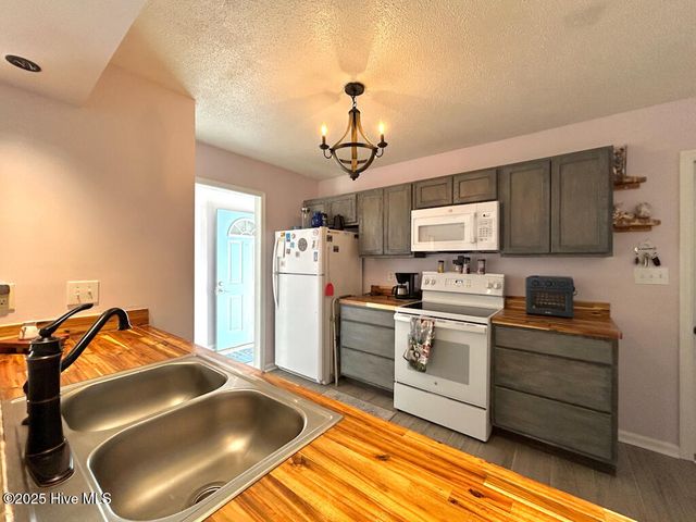 141 Charlton Road, Hubert, NC 28539