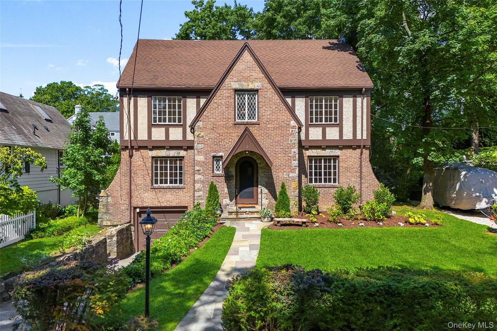 12 Dimitri Place, Larchmont, NY 10538 — photo 2