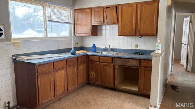 1231 Reale Avenue, St Louis, MO 63138