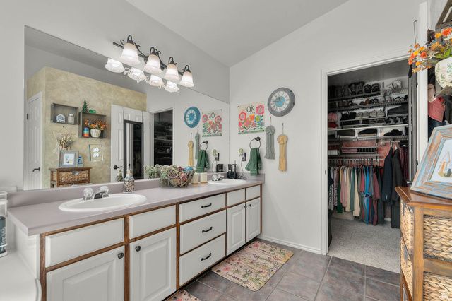 5339 WEST LEGACY HILL DR, West Jordan, UT 84081