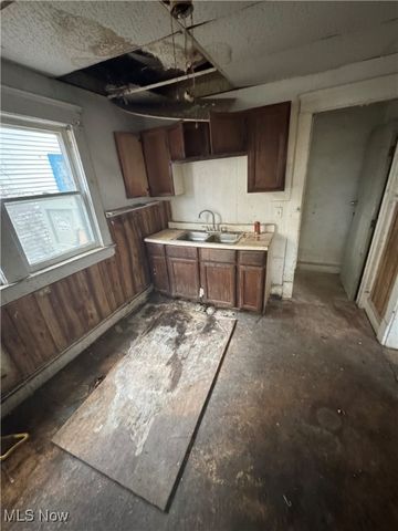 9805 Empire Avenue, East Cleveland, OH 44108