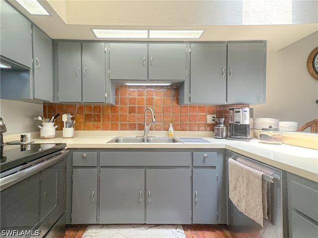 1042 Oak Forest DR, Naples, FL 34104