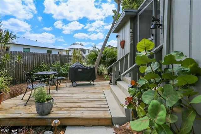 1042 Oak Forest DR, Naples, FL 34104