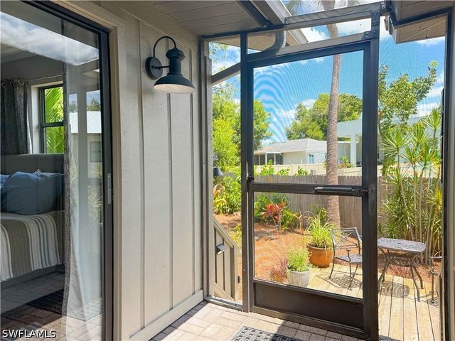 1042 Oak Forest DR, Naples, FL 34104