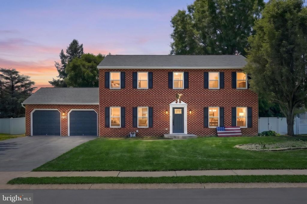 Image 1 of property listing at 405 WHITE ROSE LN, York, PA 17402