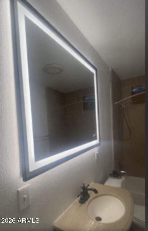 Image 10 of property listing at 2045 W WASHINGTON Street, Phoenix, AZ 85009
