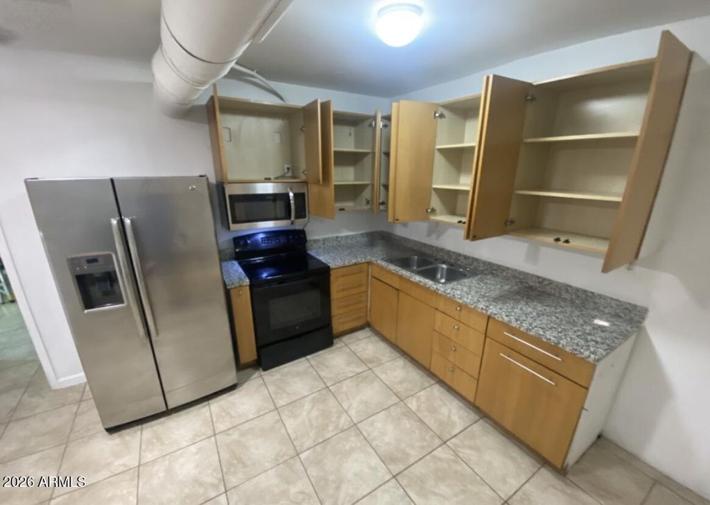 Image 4 of property listing at 2045 W WASHINGTON Street, Phoenix, AZ 85009
