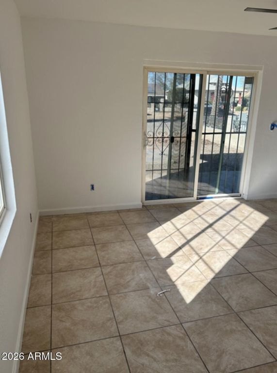 Image 5 of property listing at 2045 W WASHINGTON Street, Phoenix, AZ 85009