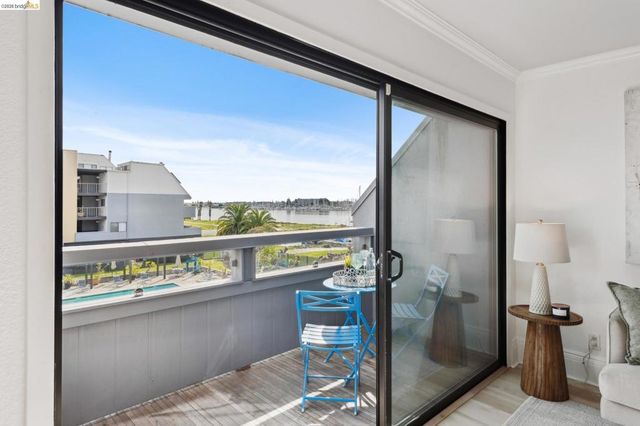 7 7 Embarcadero 204, Oakland, CA 94607