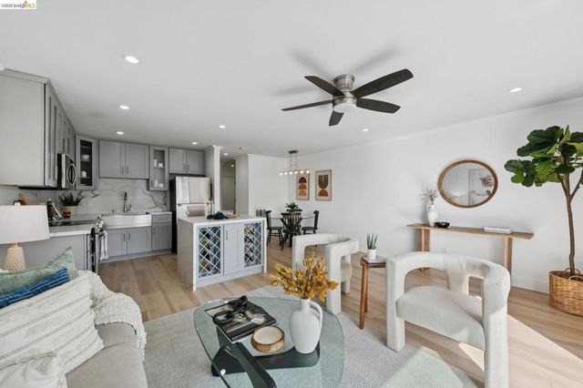 7 7 Embarcadero 204, Oakland, CA 94607