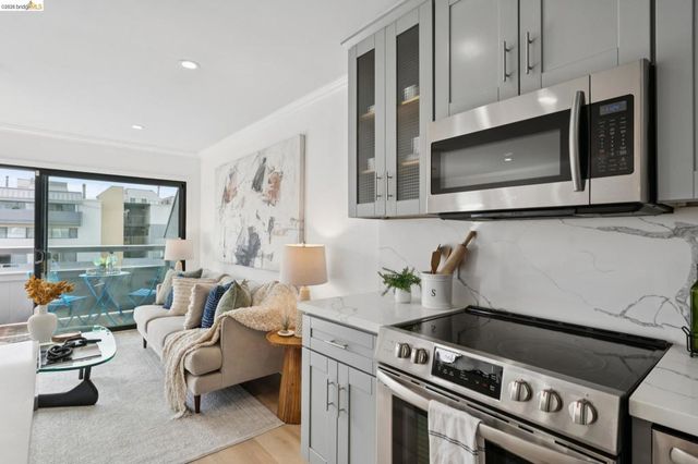 7 7 Embarcadero 204, Oakland, CA 94607