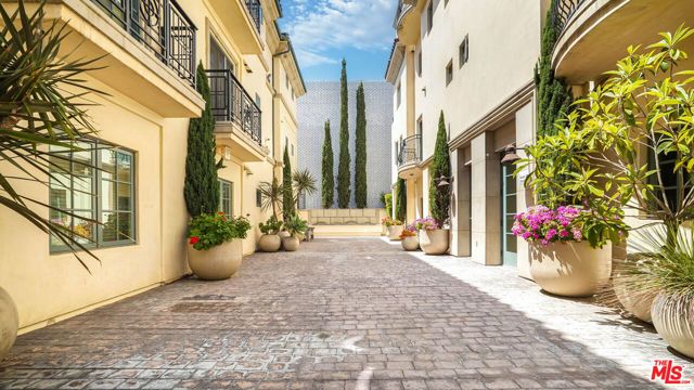 225 S Hamilton Drive 102, Beverly Hills, CA 90211