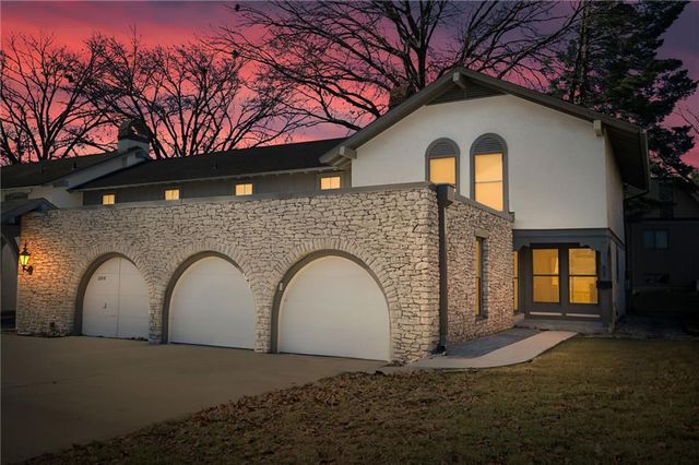 10208 Robinson Street, Overland Park, KS 66212