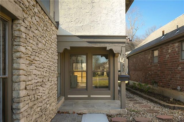 10208 Robinson Street, Overland Park, KS 66212