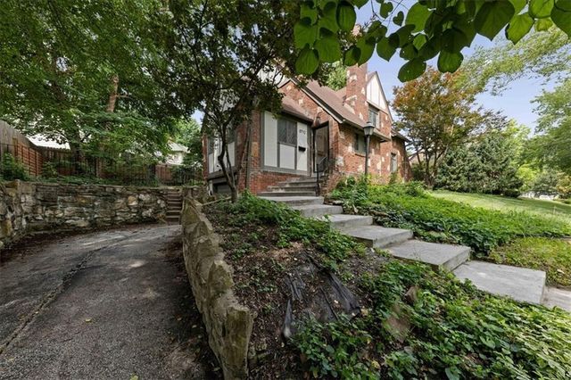 6712 Linden Road, Kansas City, MO 64113