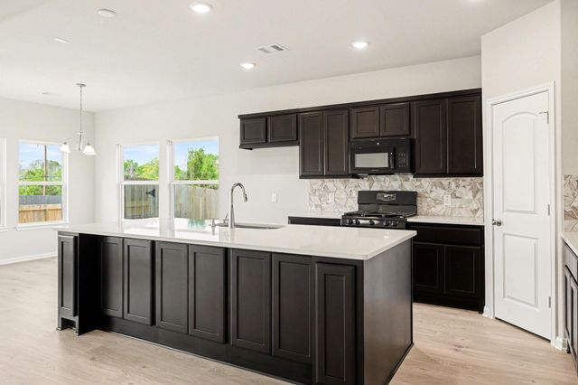 12400 Hackberry Dr, Willis, TX 77318