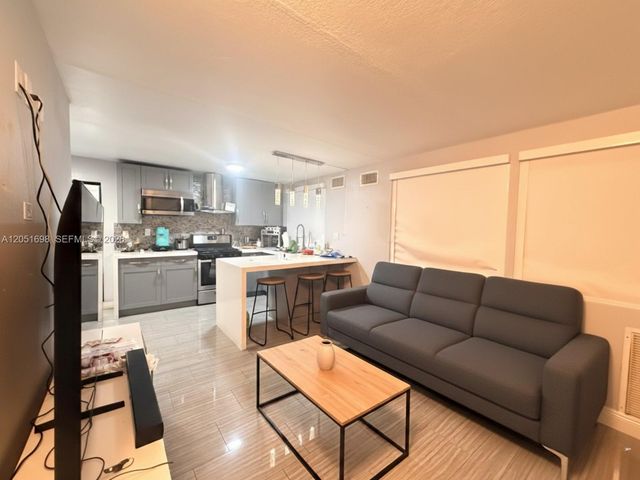 10417 NW 129th St B, Hialeah Gardens, FL 33018