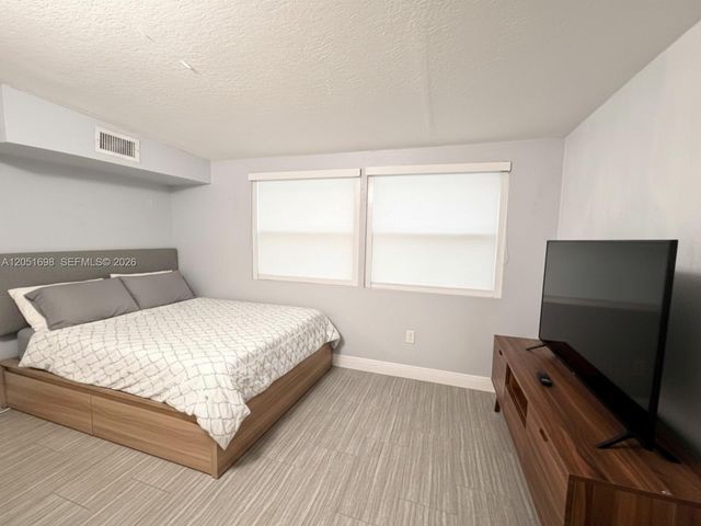 10417 NW 129th St B, Hialeah Gardens, FL 33018