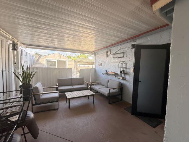 10417 NW 129th St B, Hialeah Gardens, FL 33018