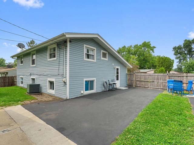 625 Jefferson Avenue, Carpentersville, IL 60110