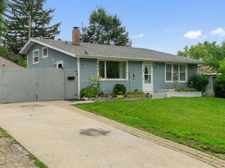 625 Jefferson Avenue, Carpentersville, IL 60110