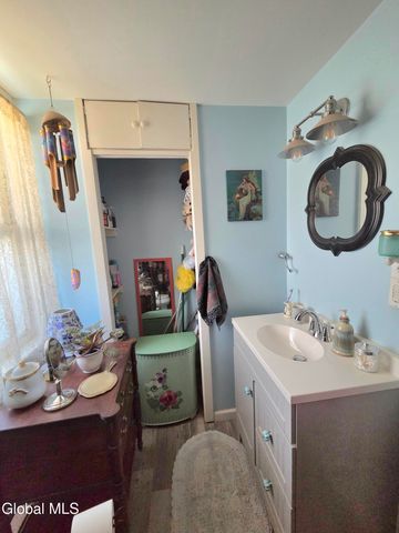 26 Winthrop Street, Colonie, NY 12205