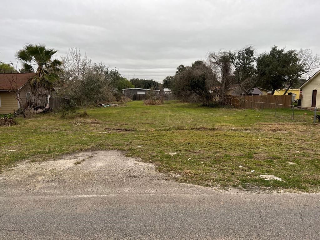 329 S 11th St, Aransas Pass, TX 78336 — exterior